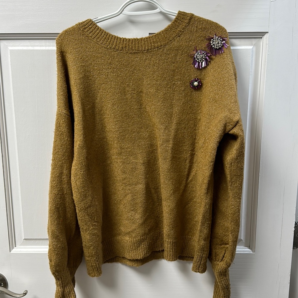 Beautiful designed sweater for the fall